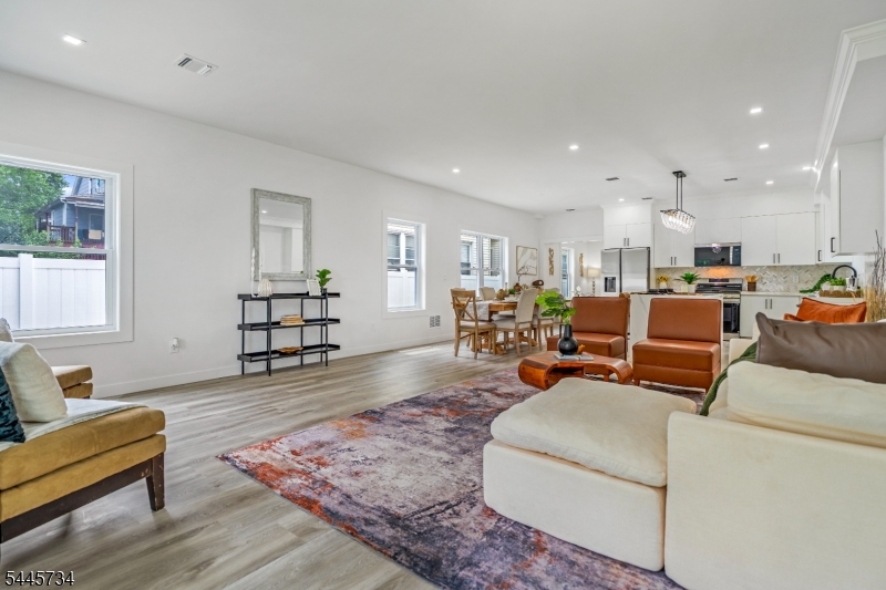 409 John St Property Photo 18