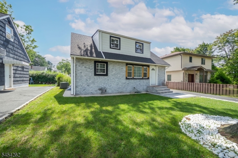 5 Briar Ln Property Photo 3
