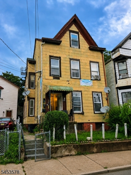 165 Pearl St Property Photo 1