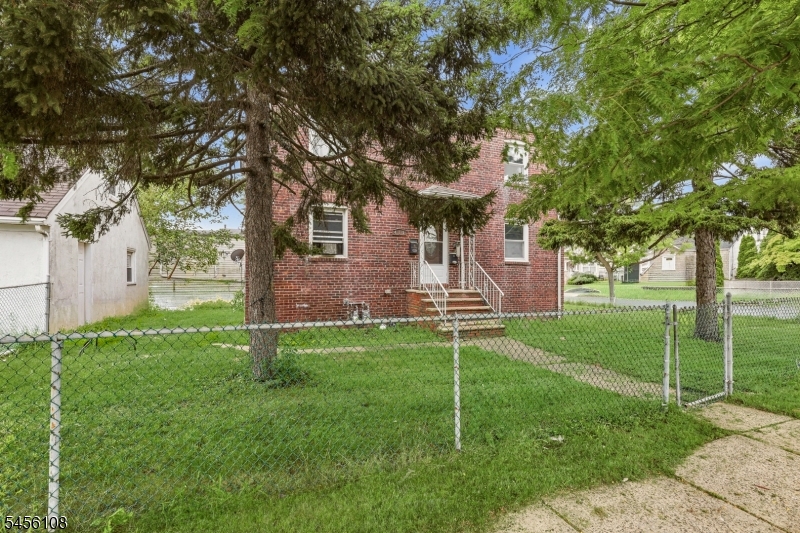417 Adams St Property Photo 3