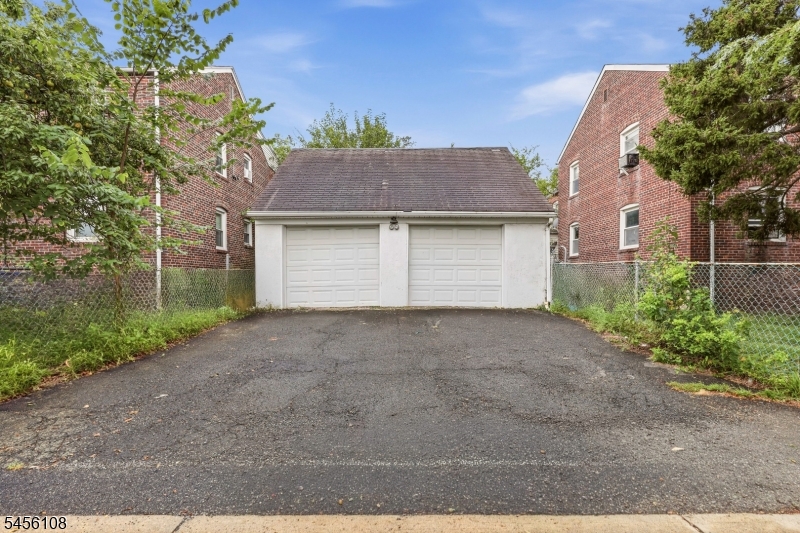 417 Adams St Property Photo 4