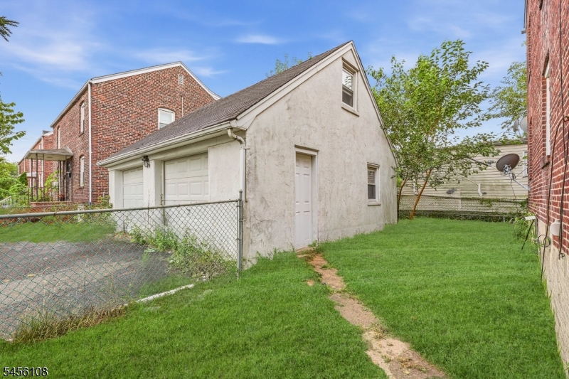 417 Adams St Property Photo 5