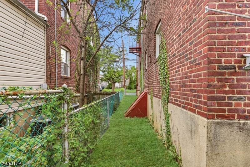 417 Adams St Property Photo 17