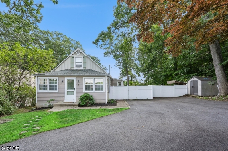 6 Woodlawn Ter Property Photo 3