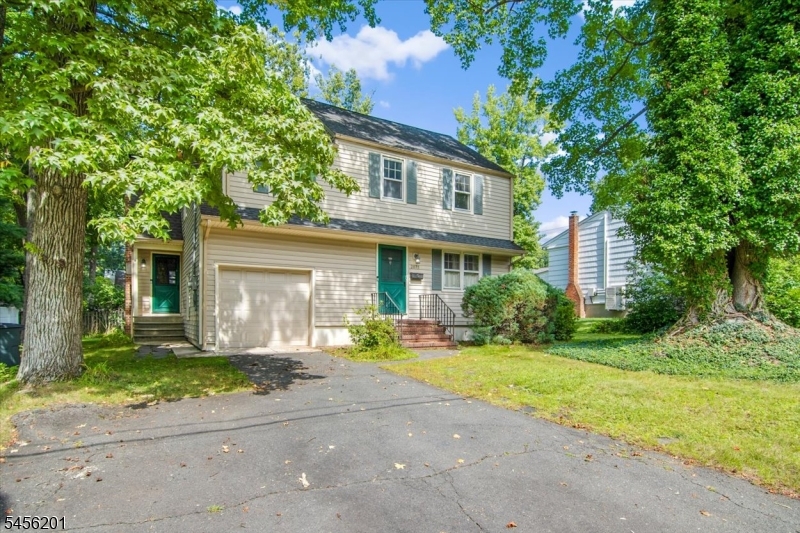 2075 Meadowview Rd Property Photo 2