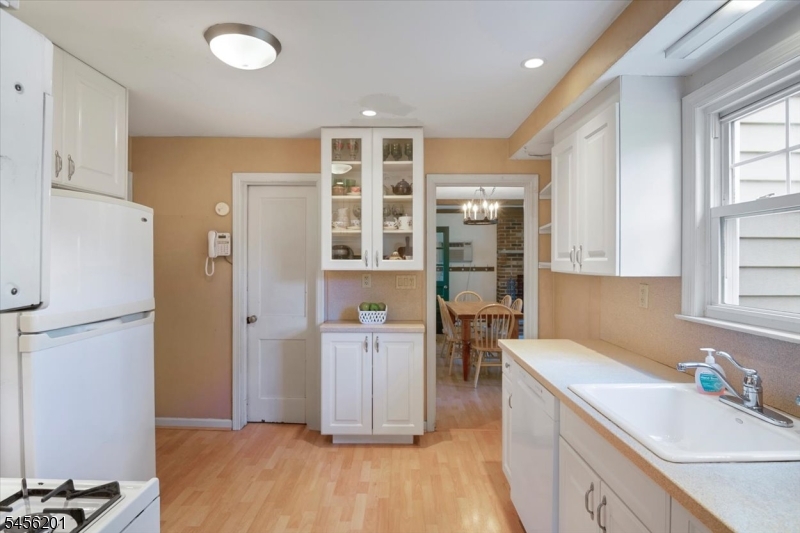 2075 Meadowview Rd Property Photo 8