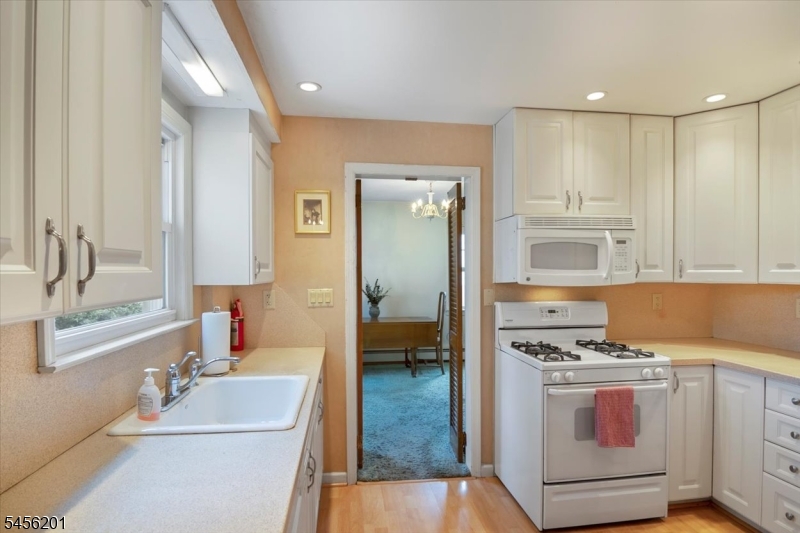 2075 Meadowview Rd Property Photo 9