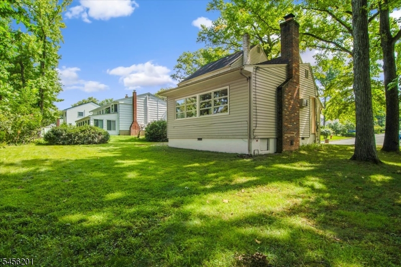2075 Meadowview Rd Property Photo 28