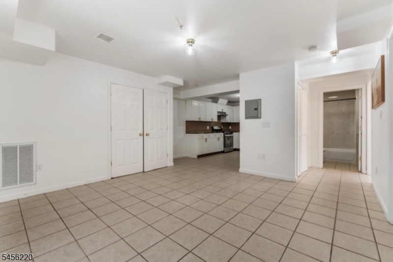 33 Pierce St Property Photo 9