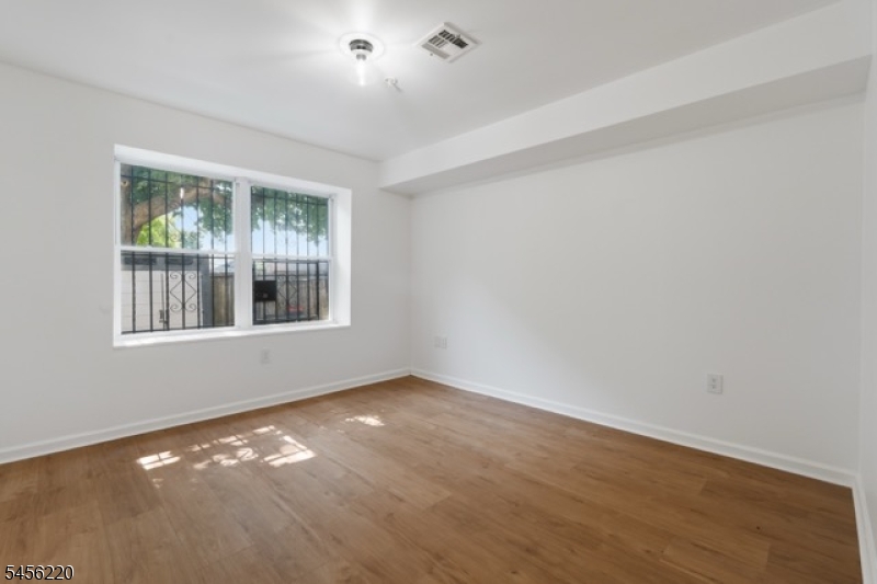 33 Pierce St Property Photo 12