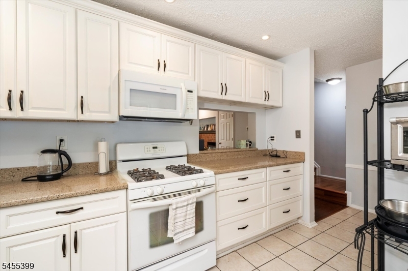 4 Pear Tree Ln Property Photo 7