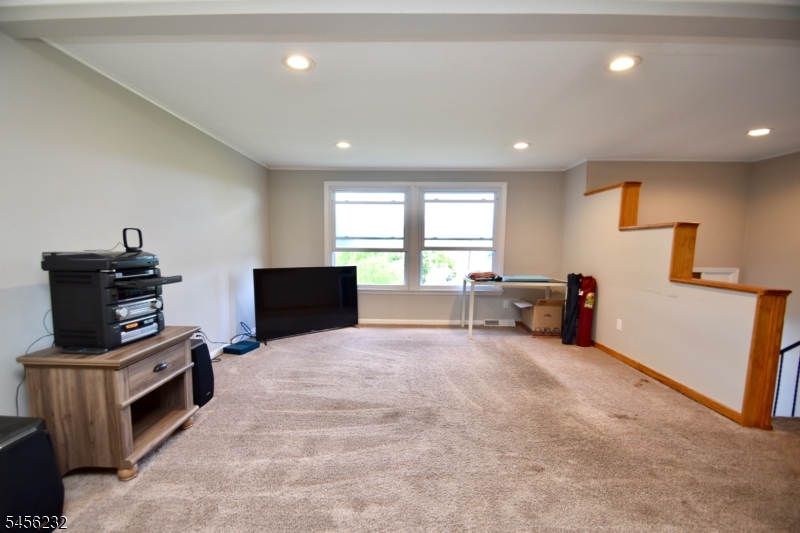 131 Munsonhurst Rd Property Photo 3