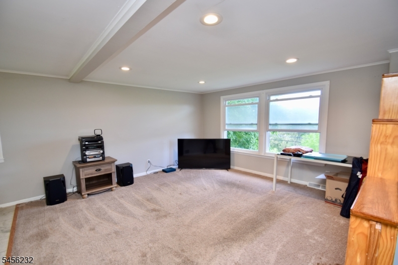 131 Munsonhurst Rd Property Photo 4