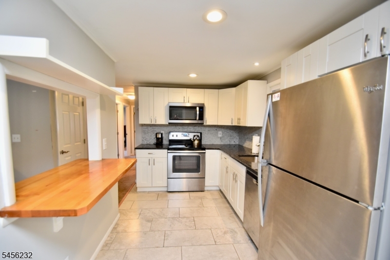 131 Munsonhurst Rd Property Photo 5