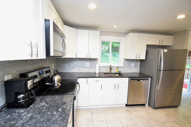 131 Munsonhurst Rd Property Photo 6