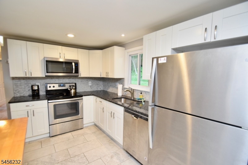 131 Munsonhurst Rd Property Photo 7
