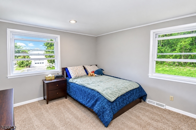 131 Munsonhurst Rd Property Photo 10