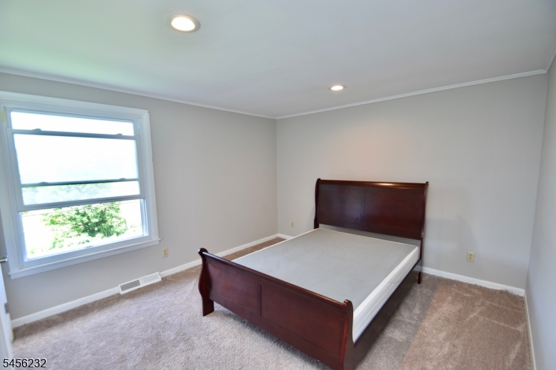131 Munsonhurst Rd Property Photo 11