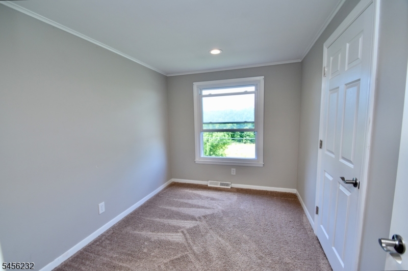 131 Munsonhurst Rd Property Photo 12