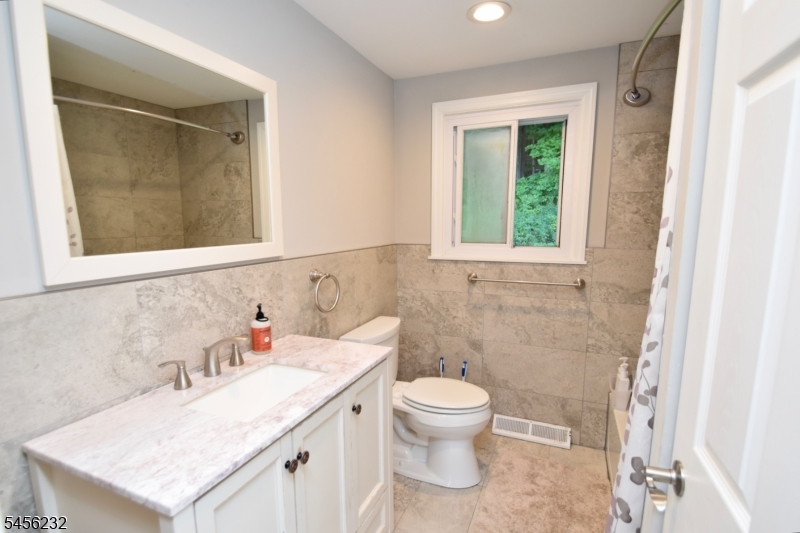 131 Munsonhurst Rd Property Photo 14