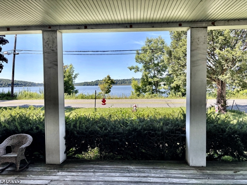 74 Sand Shore Rd Property Photo 3