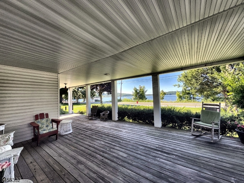 74 Sand Shore Rd Property Photo 4