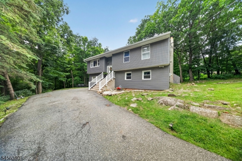 5 Lawrence Dr Property Photo 2