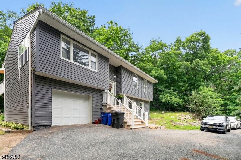 5 Lawrence Dr Property Photo 3