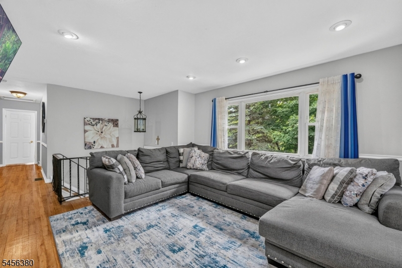 5 Lawrence Dr Property Photo 14