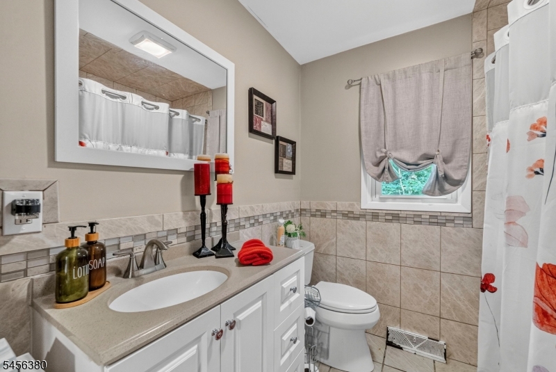5 Lawrence Dr Property Photo 15
