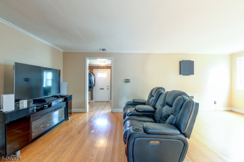 2758 Larchmont Rd Property Photo 6
