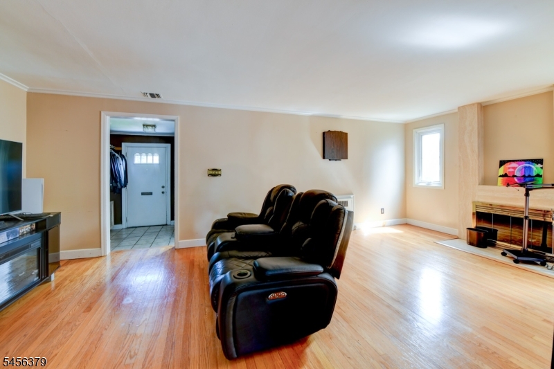 2758 Larchmont Rd Property Photo 7