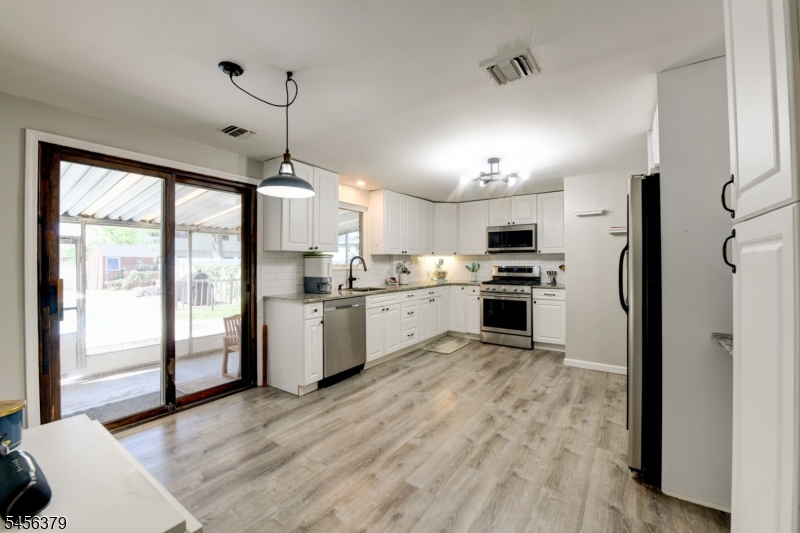 2758 Larchmont Rd Property Photo 12