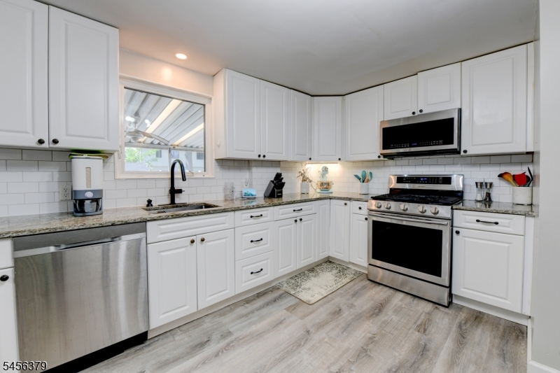 2758 Larchmont Rd Property Photo 13