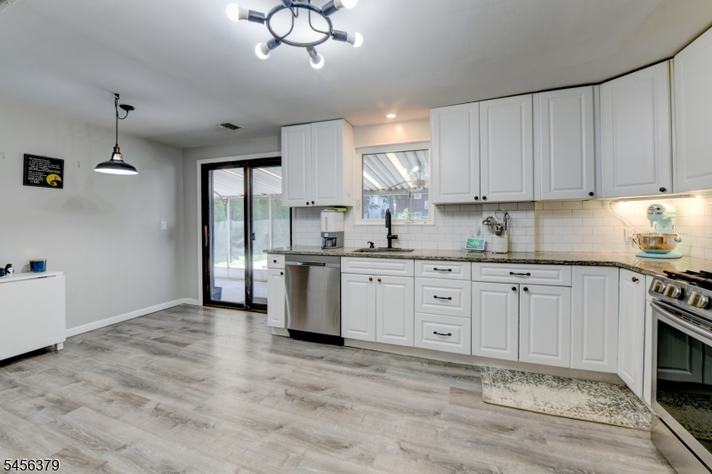2758 Larchmont Rd Property Photo 14
