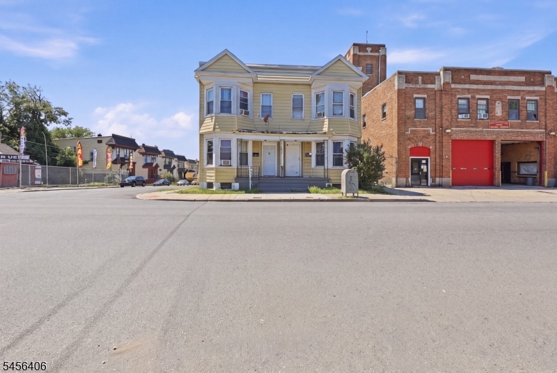 665 Grove St Property Photo 1