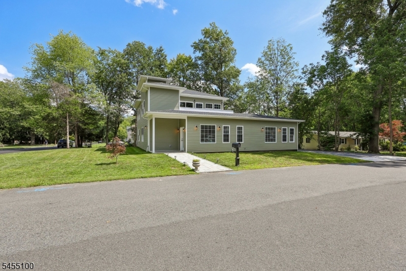 34 Gates Ave Property Photo 2