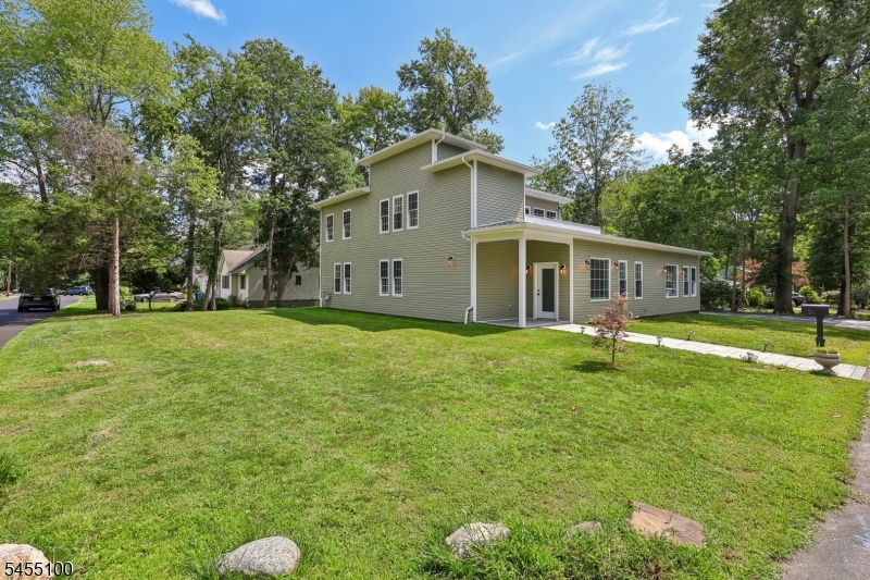 34 Gates Ave Property Photo 3