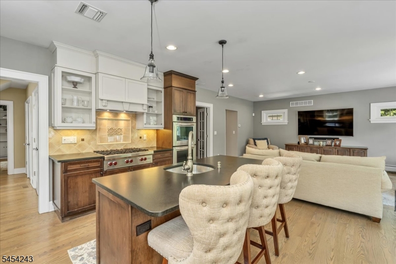 8 Doering Way Property Photo 10