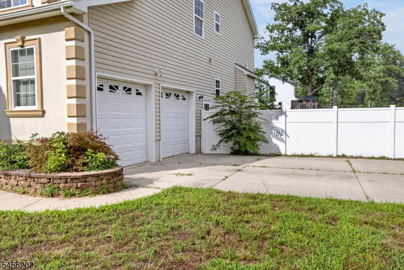893 Lakehurst Ave Property Photo 3