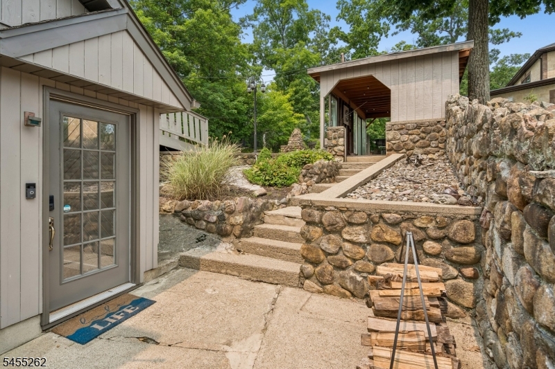 327 Squaw Trl Property Photo 4