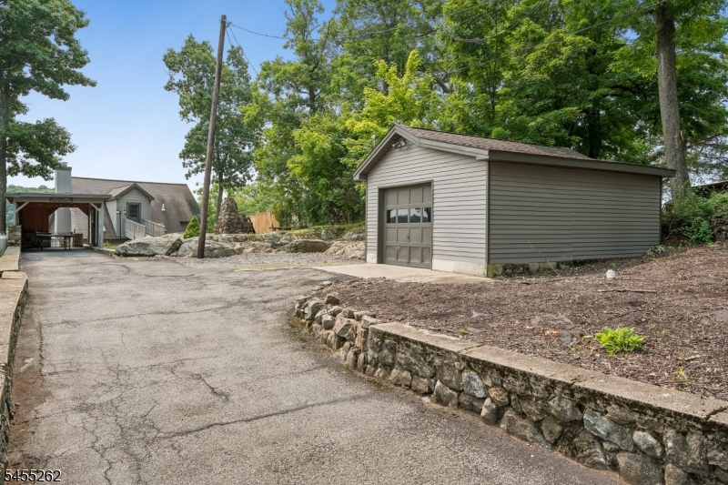 327 Squaw Trl Property Photo 39
