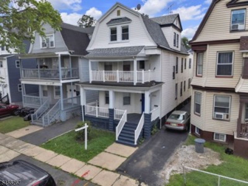 233 S Clinton St Property Photo 2