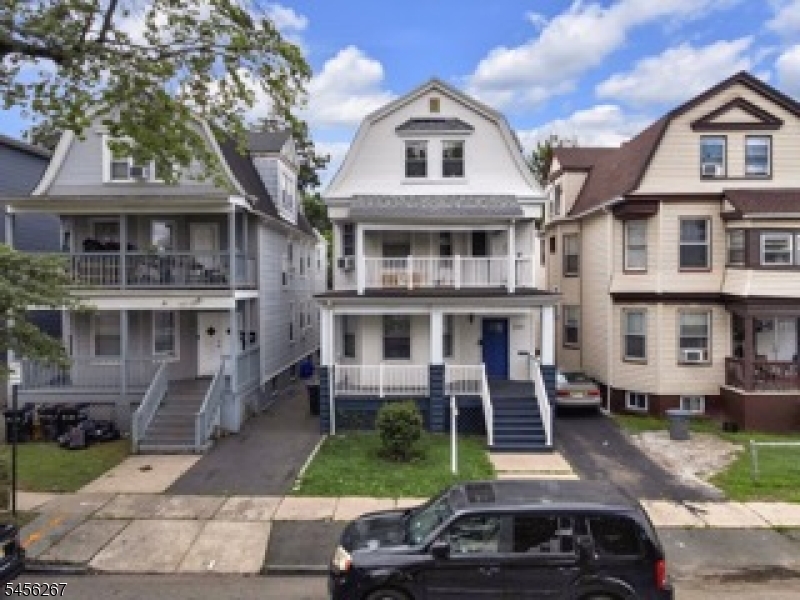 233 S Clinton St Property Photo 3