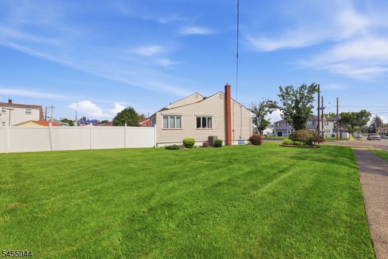 381 Carteret Ave Property Photo 4