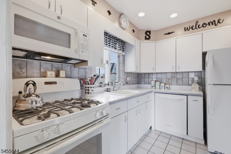 381 Carteret Ave Property Photo 18