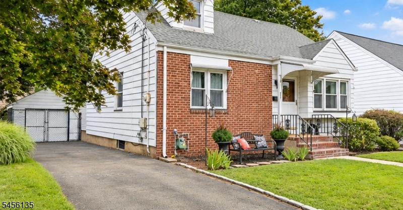 827 Pine St Property Photo 3