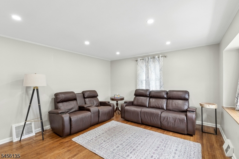 827 Pine St Property Photo 6