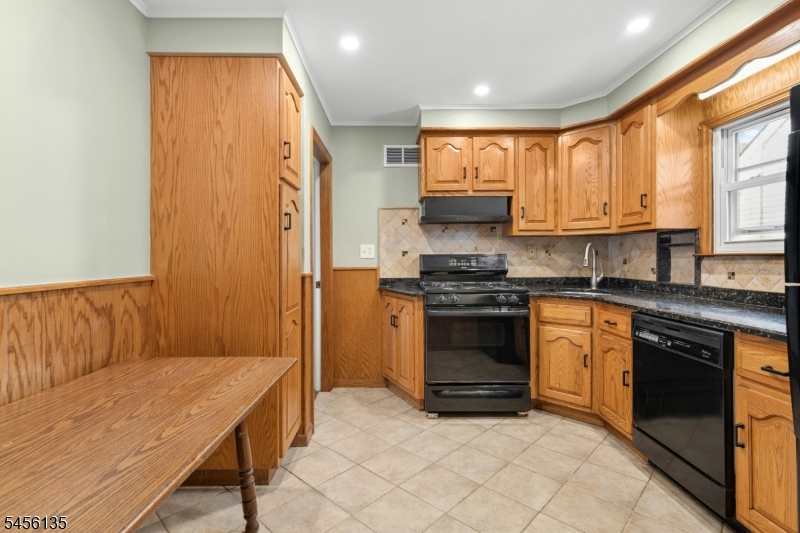 827 Pine St Property Photo 8