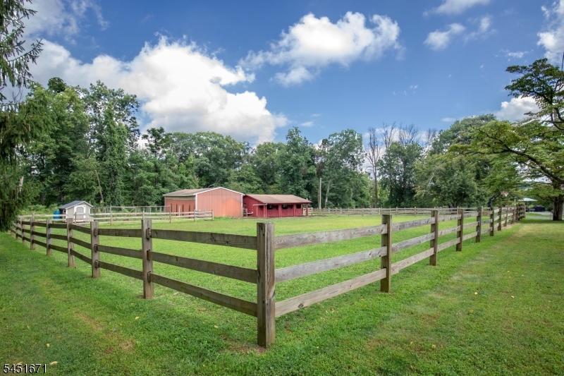 5 Scarlet Oak Rd Property Photo 3